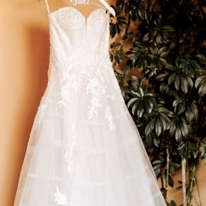 Beautiful Estee gown with the veil